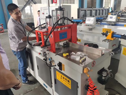 Machine automatique de découpe de scies en aluminium CNC pour couper les tuyaux et les tiges de profilés en aluminium