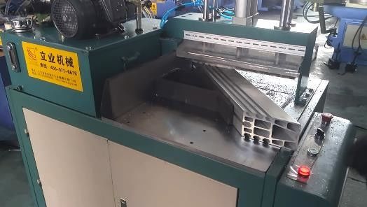 L505 Moteur de puissance de 3 kW Machines de découpe de scies en aluminium pour les coins de fenêtres