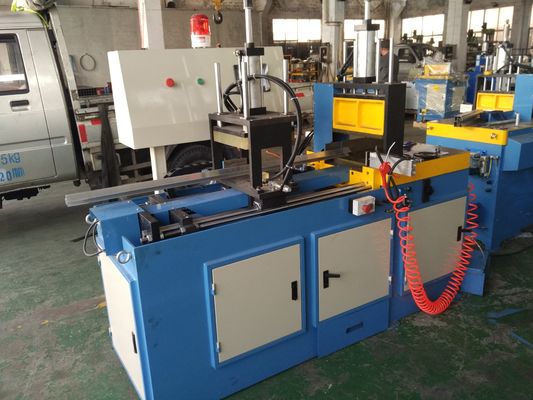 Machine automatique de découpe de scies en aluminium CNC pour couper les tuyaux et les tiges de profilés en aluminium